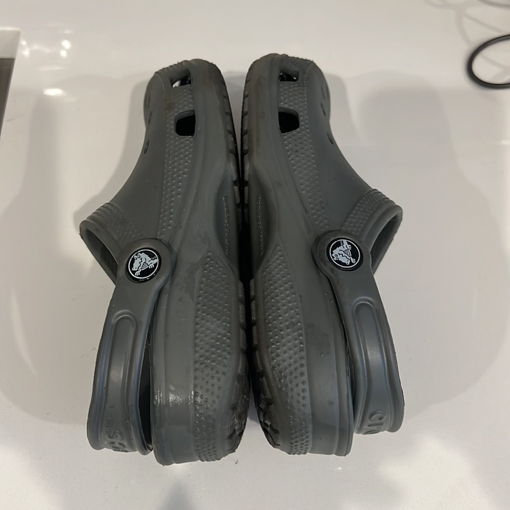 GUC Kids Grey Crocs - Picture 6 of 10